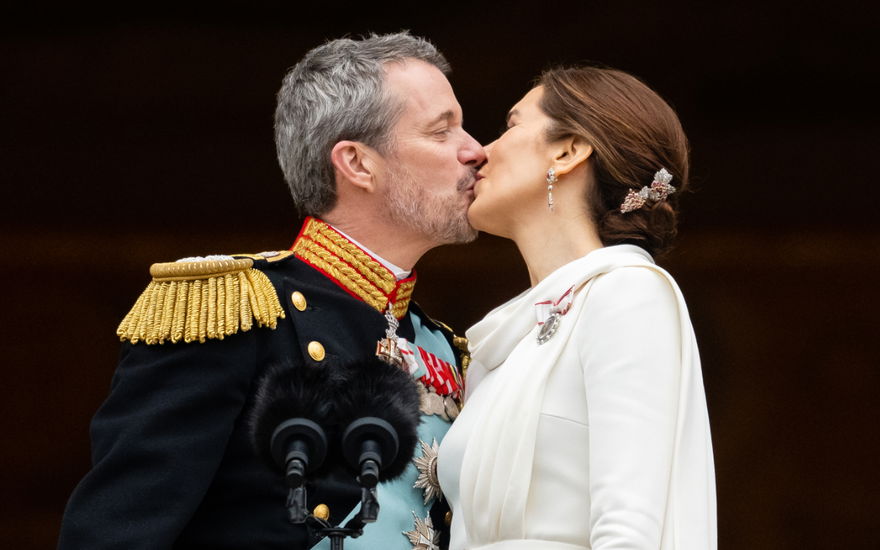 König Frederik und König Mary küssen sich auf dem Balkon von Schloss Christiansborg am 14. Januar 2024.