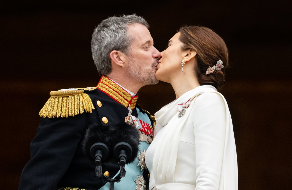 König Frederik und König Mary küssen sich auf dem Balkon von Schloss Christiansborg am 14. Januar 2024.