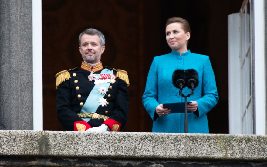 König Frederik X. von Dänemark und die dänische Premierministerin Mette Frederiksen.