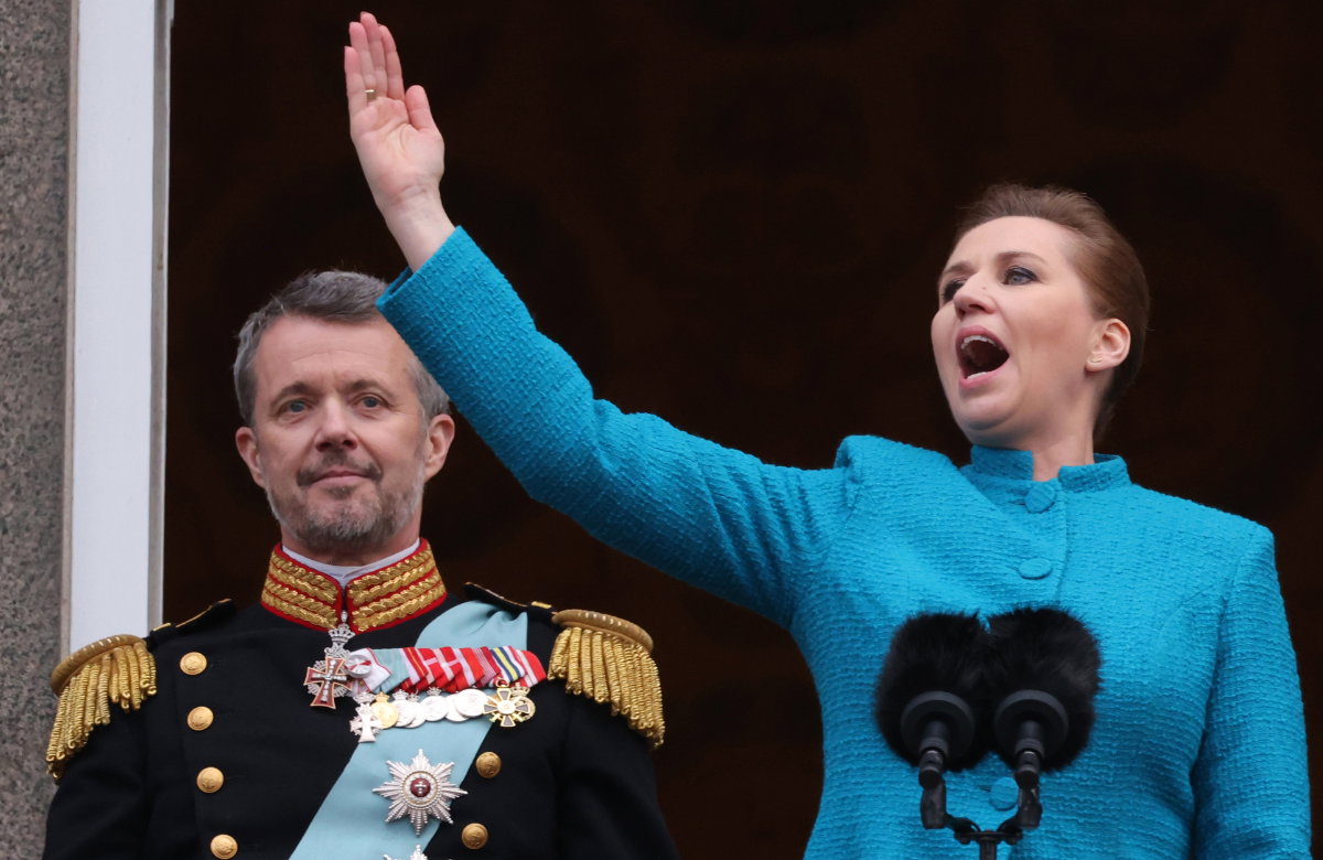 König Frederik X. und die dänische premierministerin Mette Frederiksen auf dem Balkon von Schloss Christiansborg.