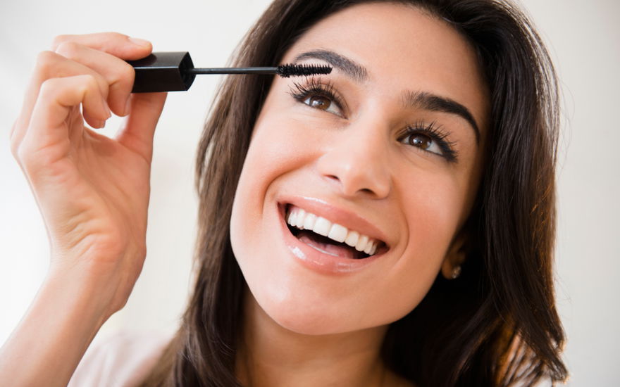 Frau mit Mascara für Fülle