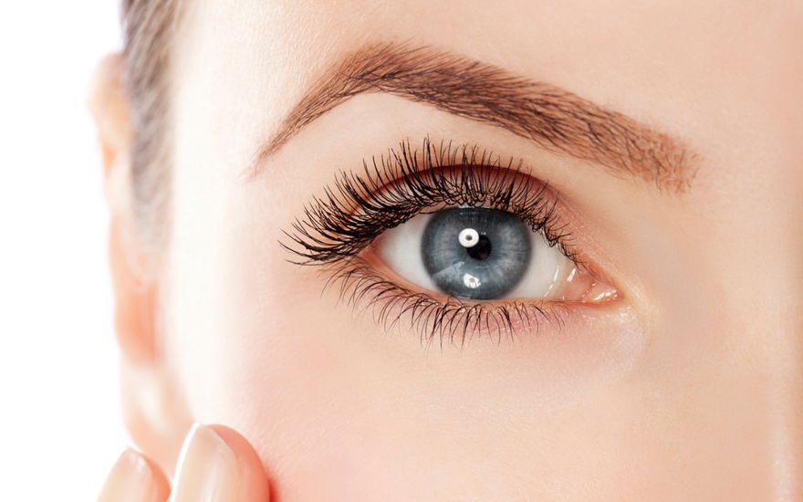 Frau mit tollen Wimpern ohne mascara