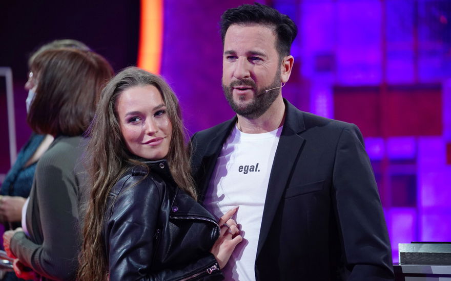 Laura Müller schmiegt sich an Michael Wendler bei TV-Show