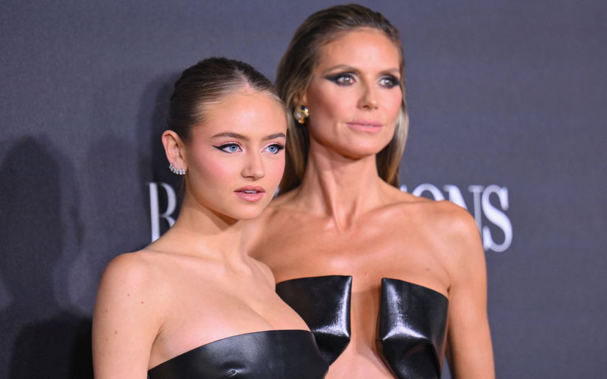 Leni Klum und Heidi Klum posieren zusammen in Leder-Kleidern