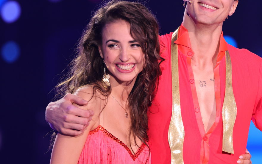 Ekaterina Leonova lacht im Arm von Timon Krause bei "Let's Dance"