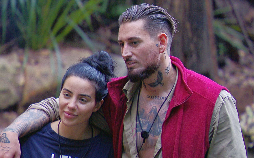 Leyla Lahouar und Mike Heiter Arm in Arm im Dschungelcamp 2024