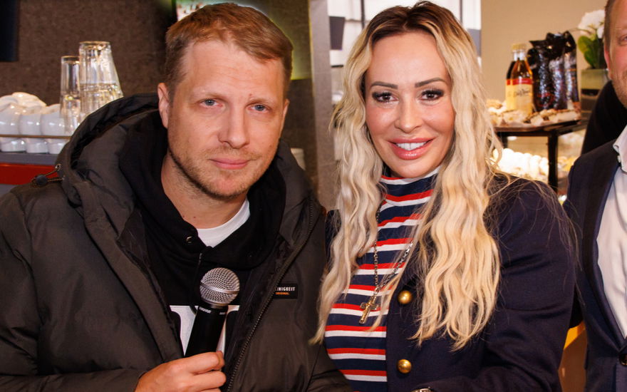 Oliver Pocher und Cora Schumacher stehen zusammen