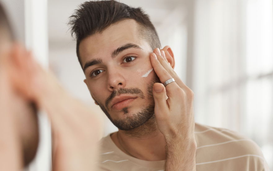 Mann mit Anti-Aging-Creme