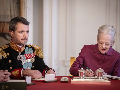 König Frederik: Ohne Mama Margrethe ist er aufgeschmissen