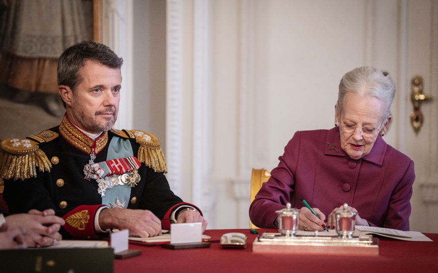 Königin Margrethe von Dänemark unterzeichnet Abdankung, König Frederik sitzt neben ihr