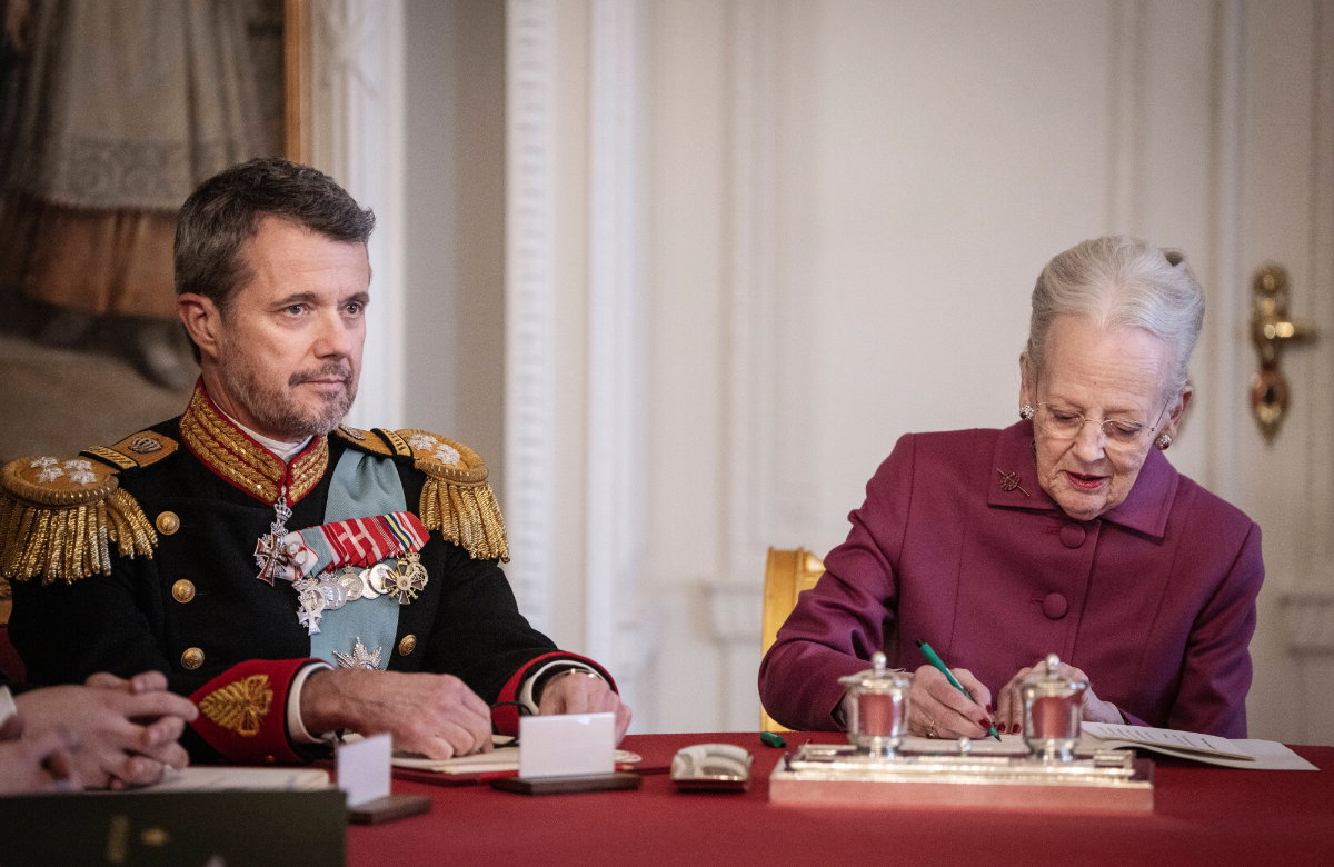 Königin Margrethe von Dänemark unterzeichnet Abdankung, König Frederik sitzt neben ihr