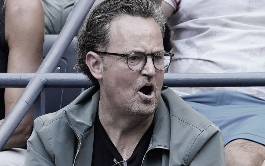 Matthew Perry sieht verärgert aus