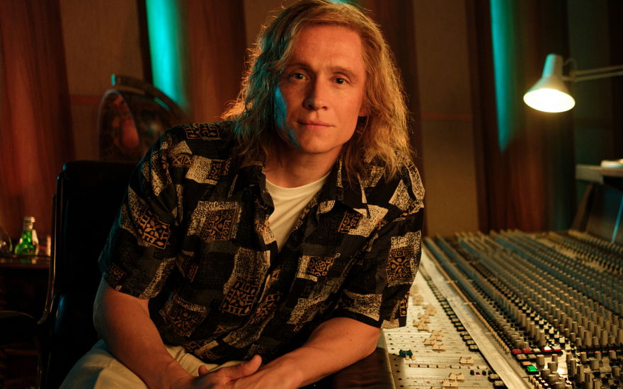 Matthias Schweighöfer als Frank Farian für den Milli-Vanilli-Film "Girl You Know It's True"