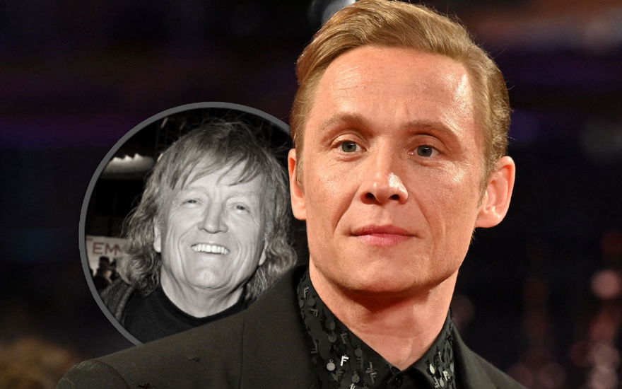 Matthias Schweighöfer guckt ernst, im Kreis ist ein lachendes Foto von Frank Farian in Schwarz-Weiß
