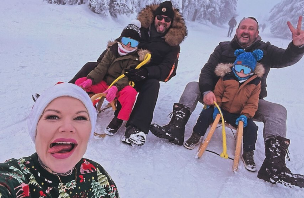 Stars im Schnee 2023/24: Melanie Müller, Freunde und Kinder beim Rodeln