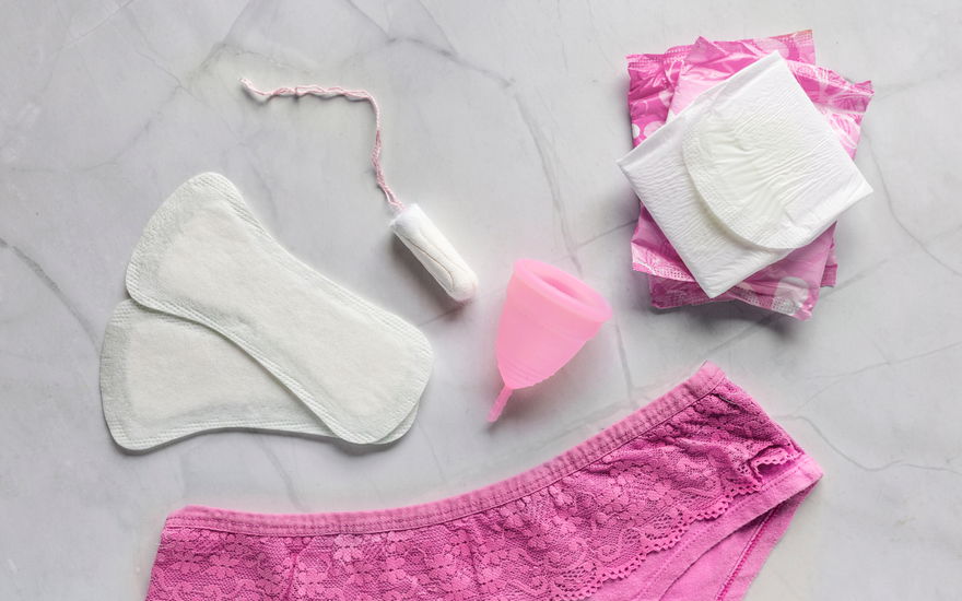 Tampons, Binden, Periodenhöschen, Tasse