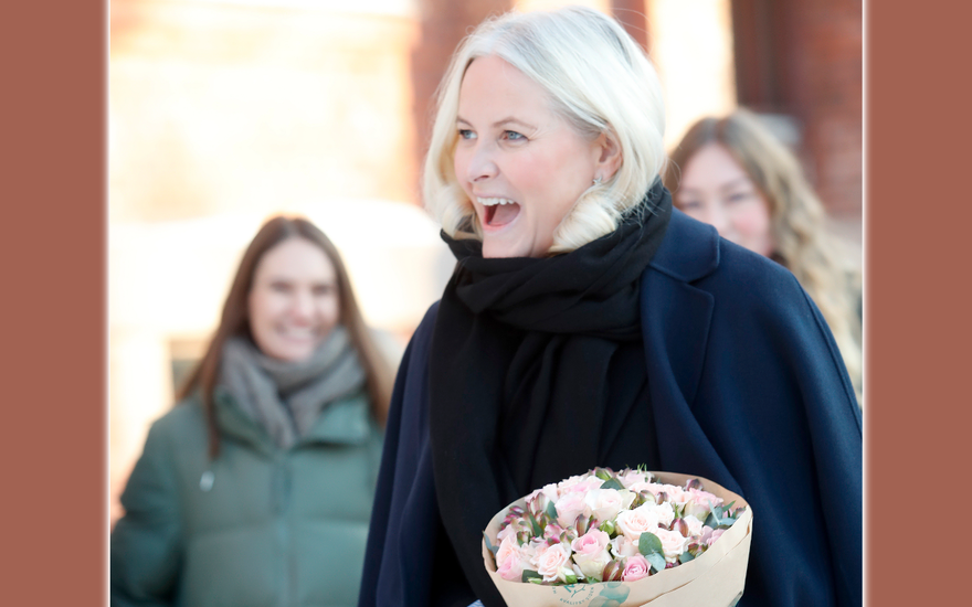 Prinzessin Mette-Marit von Norwegen glücklich mit Blumenstrauß im Januar 2024