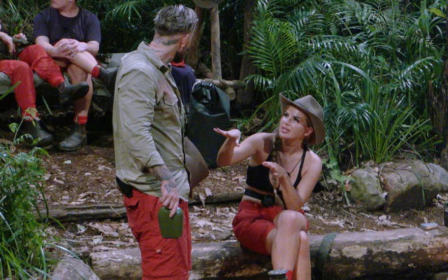 Mike Heiter und Kim Virginia Hartung diskutieren im Dschungelcamp