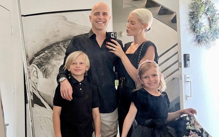 Oksana Kolenitchenko macht ein Spiegel-Selfie mit Ehemann Daniel, Sohn Milan und Tochter Arielle