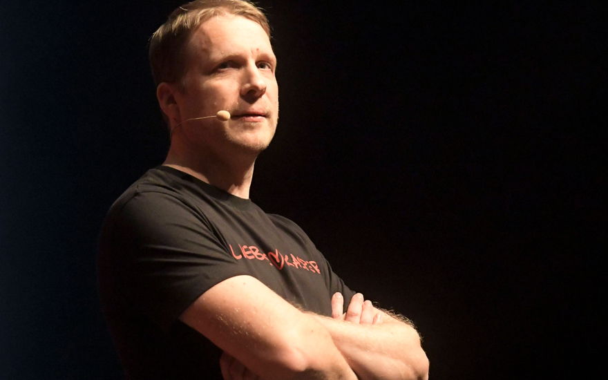 Oliver Pocher mit verschränkten Armen und ernstem Blick