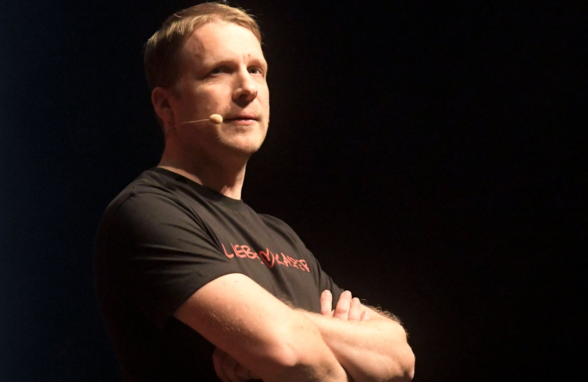 Oliver Pocher mit verschränkten Armen und ernstem Blick