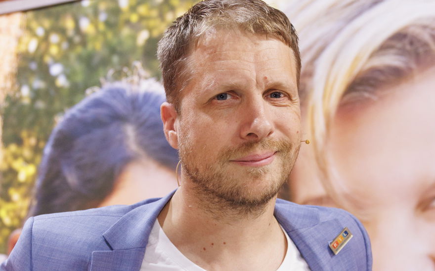 Oliver Pocher blickt traurig