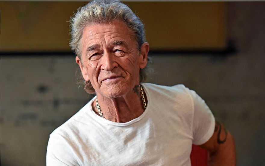 Peter Maffay guckt direkt in die Kamera