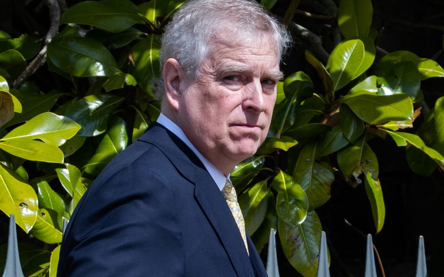 Prinz Andrew guckt traurig zur Seite