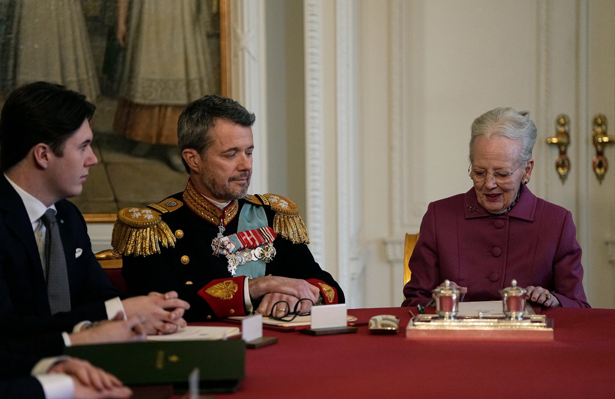Prinz Christian, König Frederik und Königin Margrethe auf Schloss Christiansborg, während Margrethe abdankt.