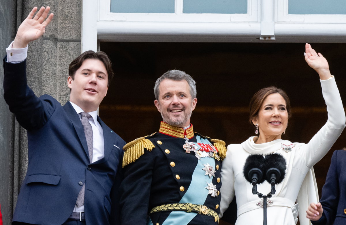 Prinz Christian und seine Eltern König Frederik und Königin Mary nach dem Thronwechsel auf Schloss Christiansborg.