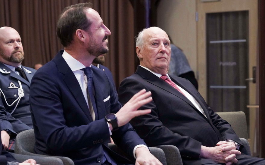 Kronprinz Haakon und König Harald bei einem Pressetermin.