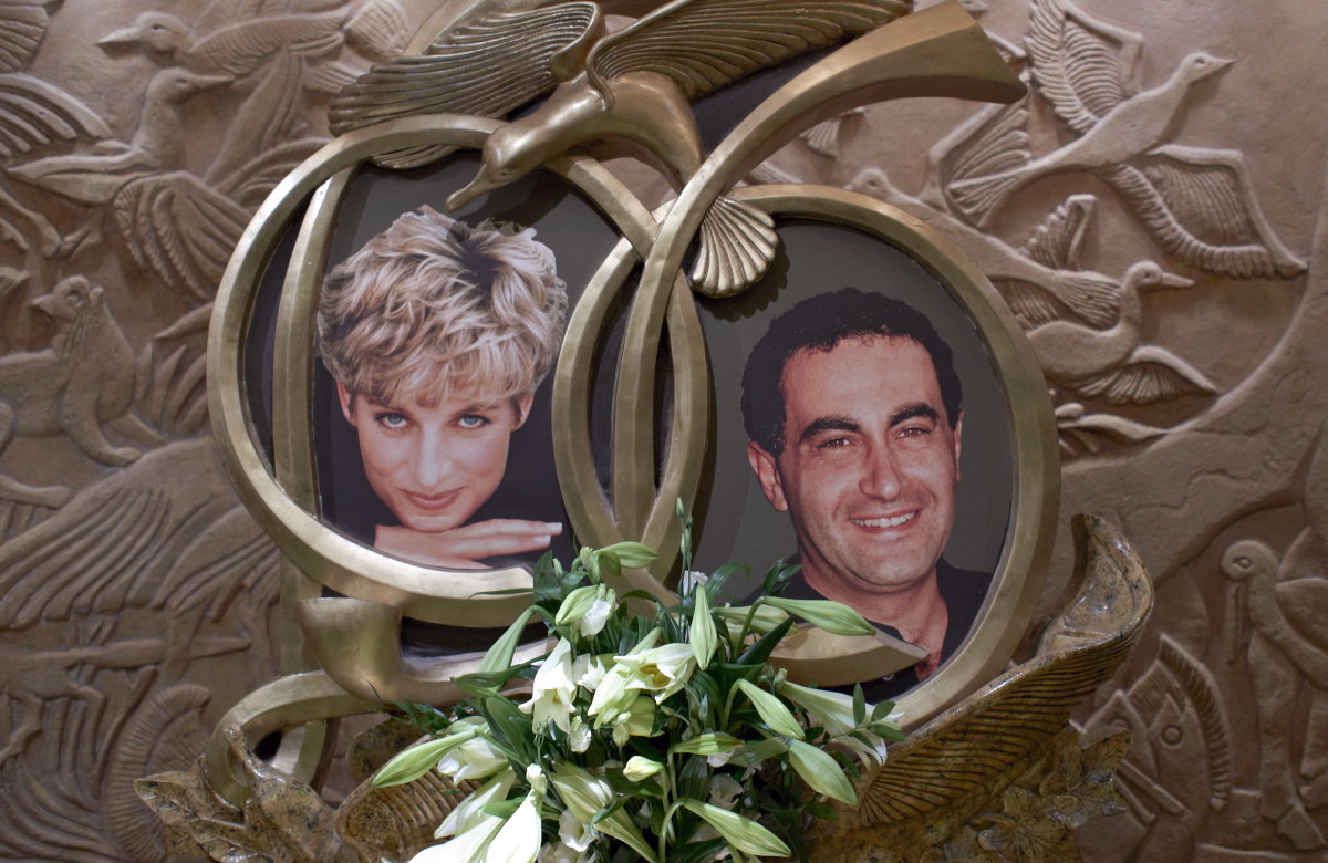 Ein Gedenkschrein im Londoner Luxuskaufhaus Harrods erinnert an die 1997 tödlich verunglückte Prinzessin Diana und ihren Partner Dodi Al-Fayed