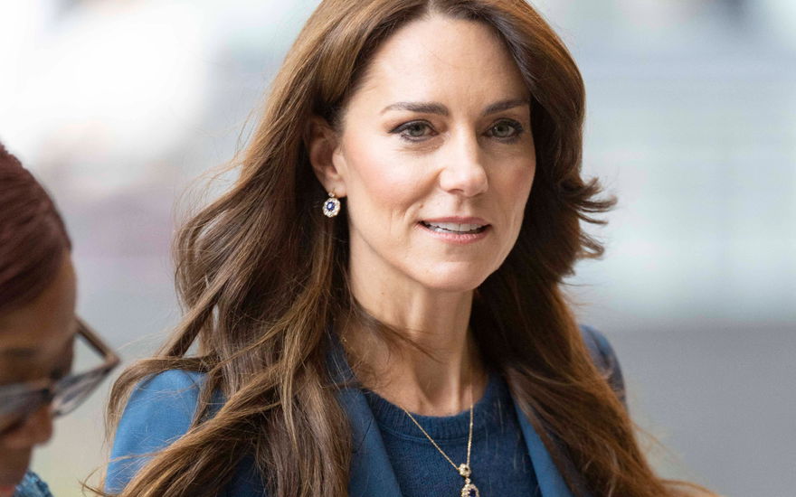 Prinzessin Kate lächelt und schaut dabei nachdenklich