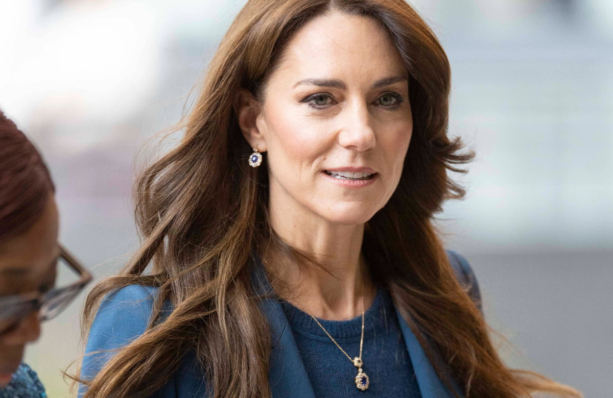 Prinzessin Kate lächelt und schaut dabei nachdenklich