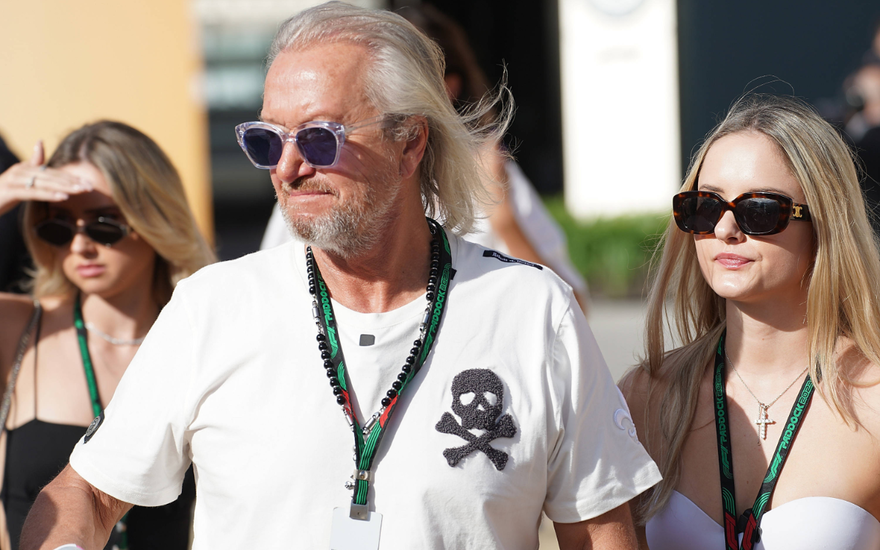 Robert Geiss und Davina Geiss Arm in Arm mit Sonnenbrillen auf