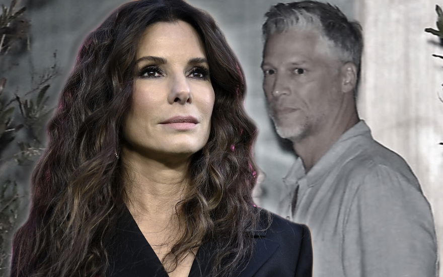 Sandra Bullock sieht zum Himmel, im Hintergrund ein ausgebautes Foto von Bryan Randall
