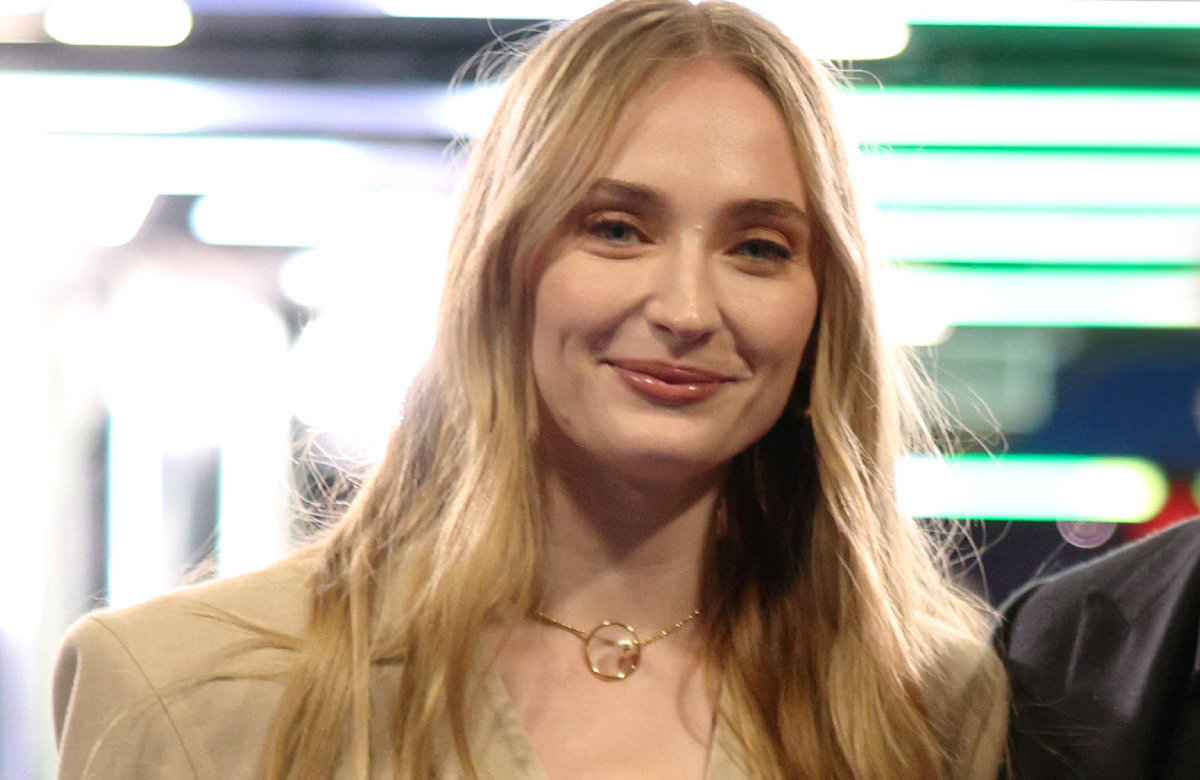Sophie Turner lächelt