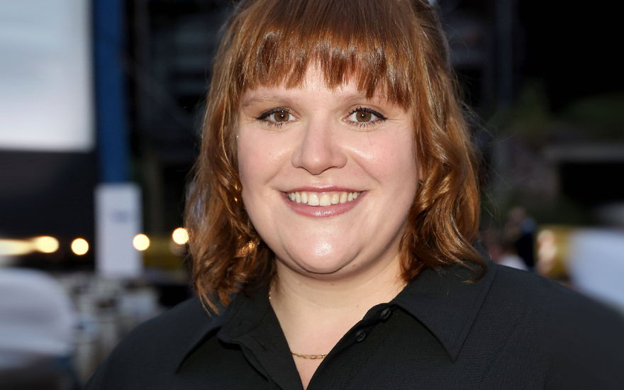 Stefanie Reinsperger lächelt