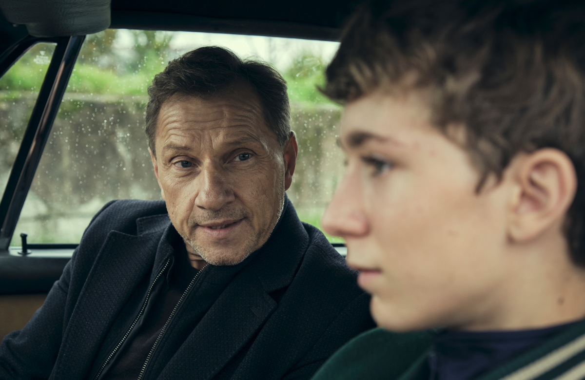 "Tatort: Zerrissen" aus Stuttgart: Thorsten Lannert (Richy Müller) Thorsten Lannert (Richy Müller) baut Vertrauen zu dem jungen David (Louis Guillaume) auf.