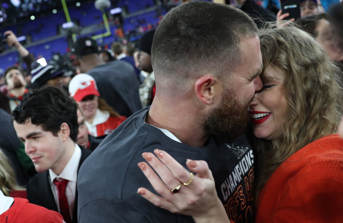Travis Kelce und Taylor Swift turteln bei der AFC-Championship