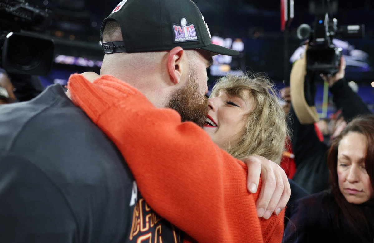 Taylor Swift küsst Travis Kelce bei der AFC-Championship
