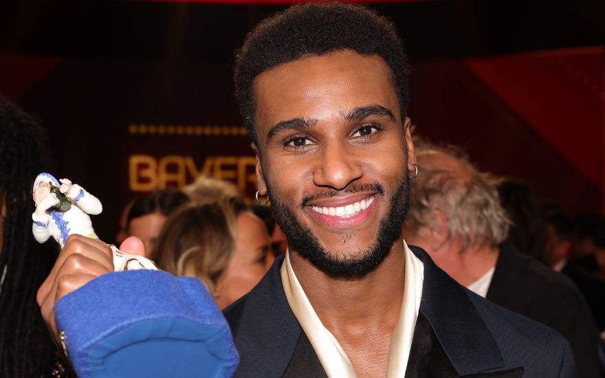 Tijan Njie beim Bayerischen Filmpreis mit Award