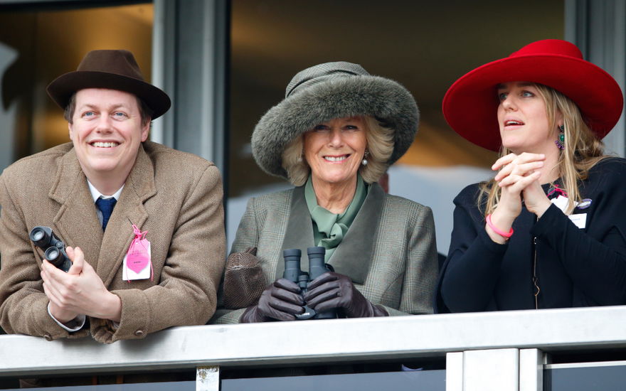 Königin Camilla mit ihren Kindern Tom Parker Bowles und Laura Lopes.