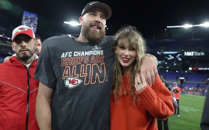 Travis Kelce und Taylor Swift Arm in Arm nach dem AFC Championship Game