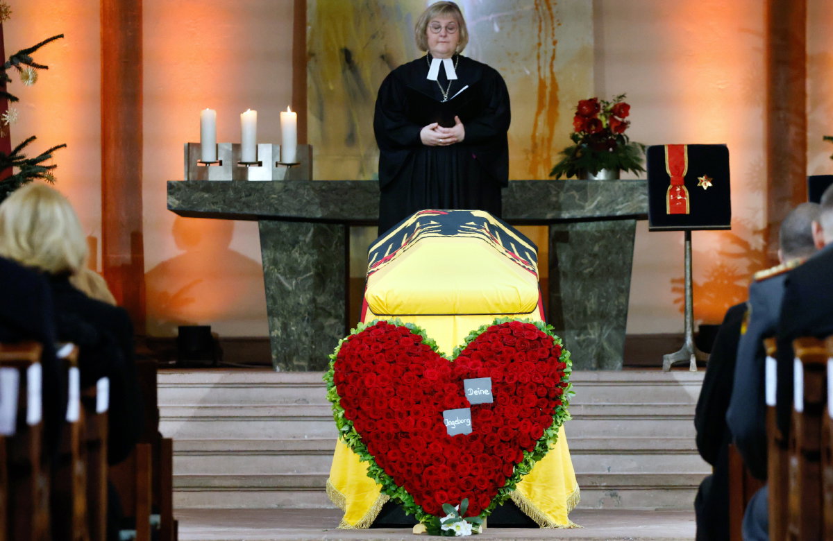 Wolfgang Schäubles Sarg mit einem Herz aus Rosen davor
