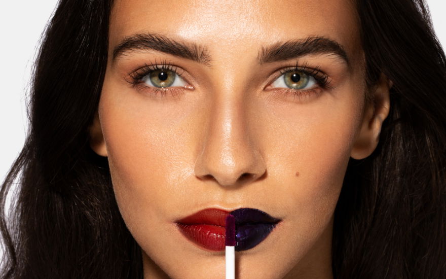 model trägt wonderskin lip tint auf