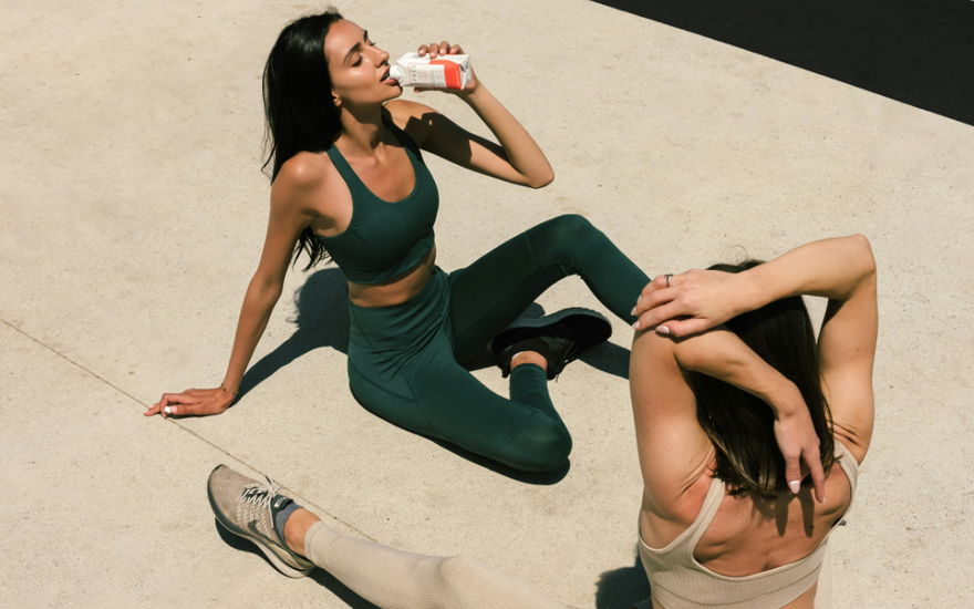 frau trinkt beim sport
