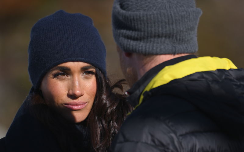Herzogin Meghan schaut Prinz Harry in Kanada an.