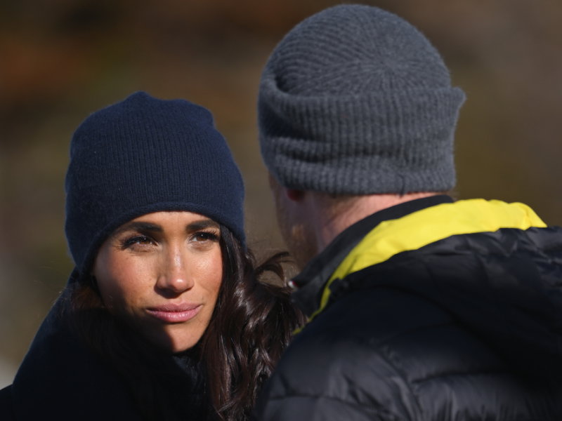 Herzogin Meghan schaut Prinz Harry in Kanada an.