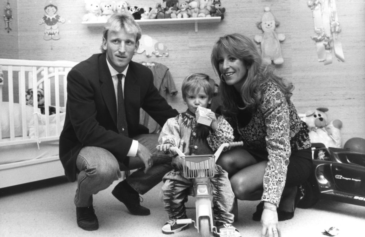 Andreas Brehme früher mit Sohn Ricardo als Kind in dessen Kinderzimmer und Ehefrau Pilar